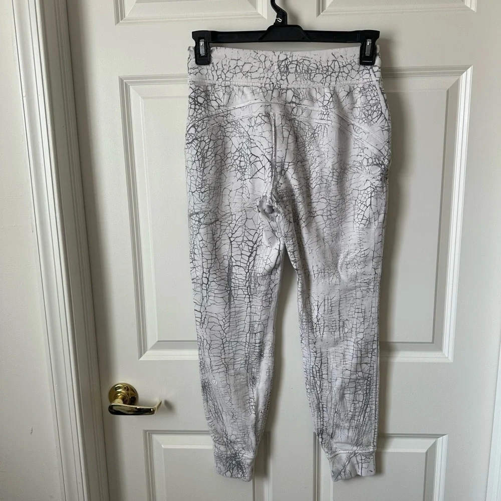 Lululemon Warm Down Jogger 7/8 Length Thread Dye White Black Size 6